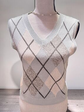 Moon & Madison Sleeveless Argyle V-Neck Sweater Vest - powder blue,black,white